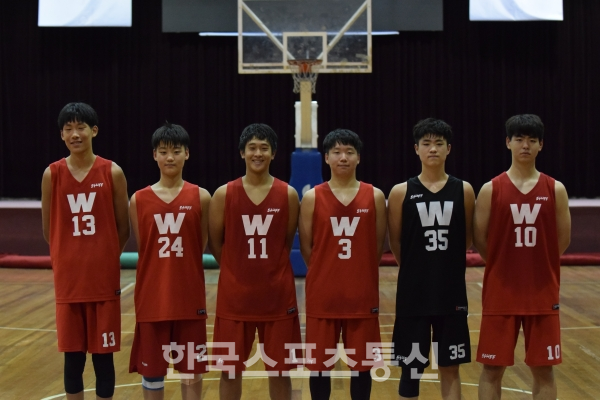 휘문중의 포워드 (왼쪽부터) 김수오,배현식,우진서,전세환,최준,구지민